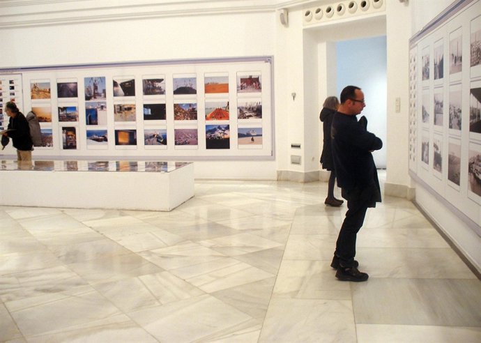 Visitantes de la exposición '100x100 Puerto' 