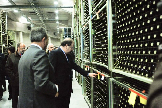 El presidente de la Junta, Juan Vicente Herrera, en la bodega Protos