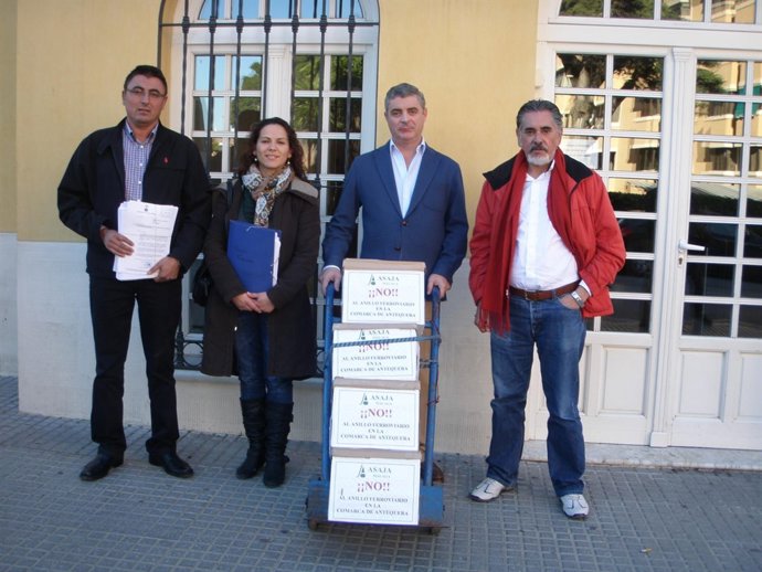 Asaja Málaga entrega cerca de 400 aleaciones contra el anillo ferroviario en la 