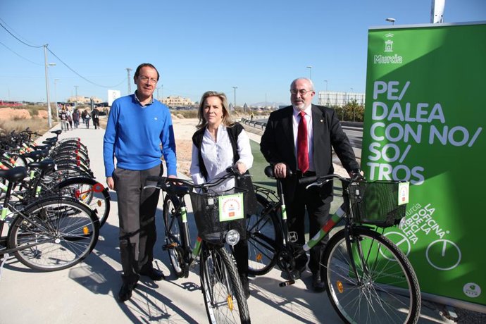 Cámara, Martínez-Cachá y Mendoza en bici