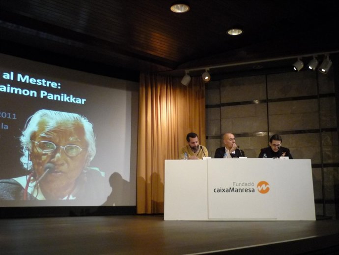 De izquierda a derecha: Xavier Melloni y Xavier Serra en el homenaje a Panikkar