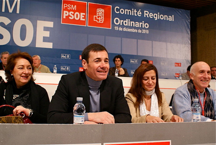 Tomás Gómez  junto a Trinidad Rollán