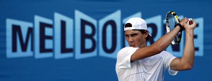 Rafa Nadal entrena en Melbourne de cara al Abierto de Australia