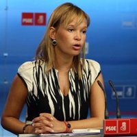 Pajín cree "indecentes" las palabras de Aznar y le pide que "silencio" para no entorpecer el "clima de unidad"