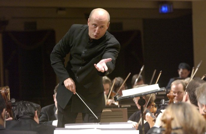 El estonio Paavo Järvi dirigiendo a la Orquesta de París.