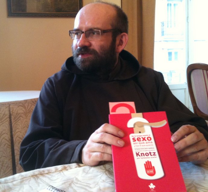 Sacerdote capuchino, Ksawery Knotz, con su libro 'No le tengas miedo al sexo'