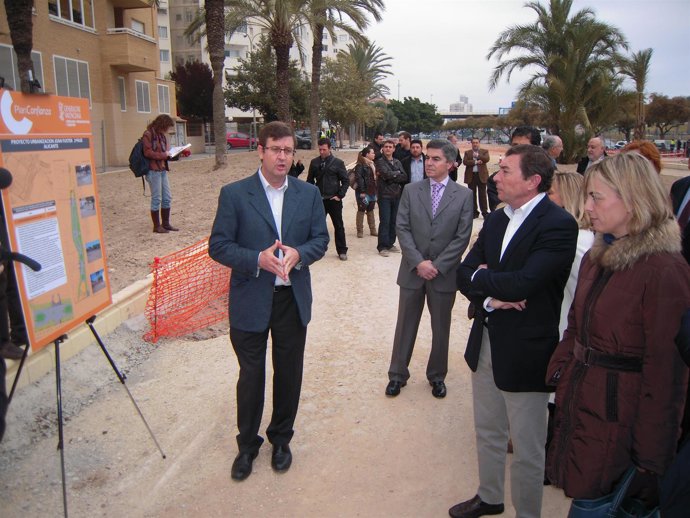 Flores en el acto de inicio de obras de  la segunda fase del paseo Joan Fuster d