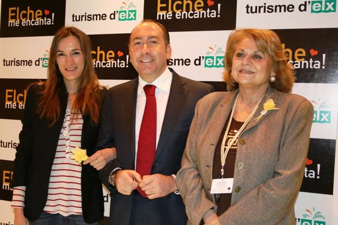 La actriz ilicitana Cristina Alcázar junto al alcalde de Elche, Alejandro Soler,