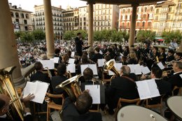 La Pamplonesa ofrece un concierto en la plaza del Castillo de Pamplona.