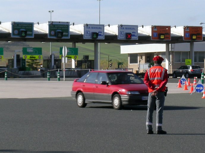 Un agente lleva a cabo un control de seguridad vial.