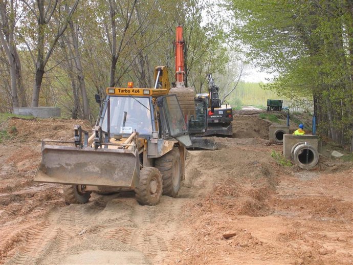 Pala y maquinaria reparan daños provocados por desbordamientos, tormentas u otro