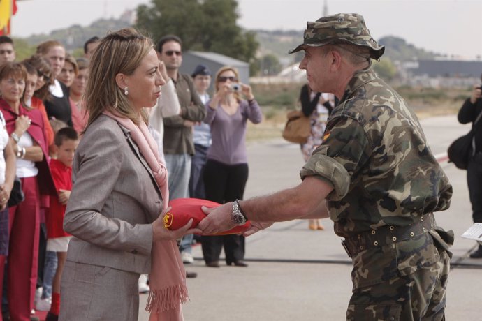 Chacón recibe al último contingente de Kosovo