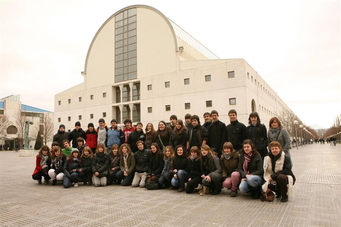 Estudiantes del Instituto Toki Ona de Bera, en el campus de la UPNA.