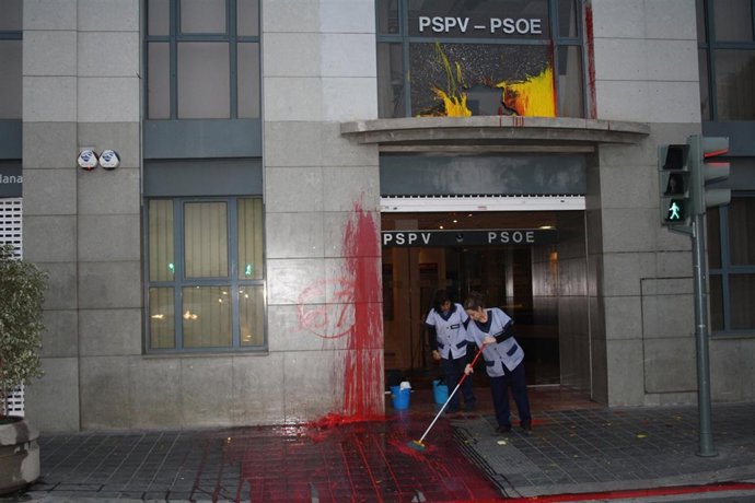 Pintadas en la fachada del PSPV en Valencia