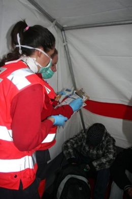 Efectivos de Cruz Roja atendiendo a unos inmigrantes