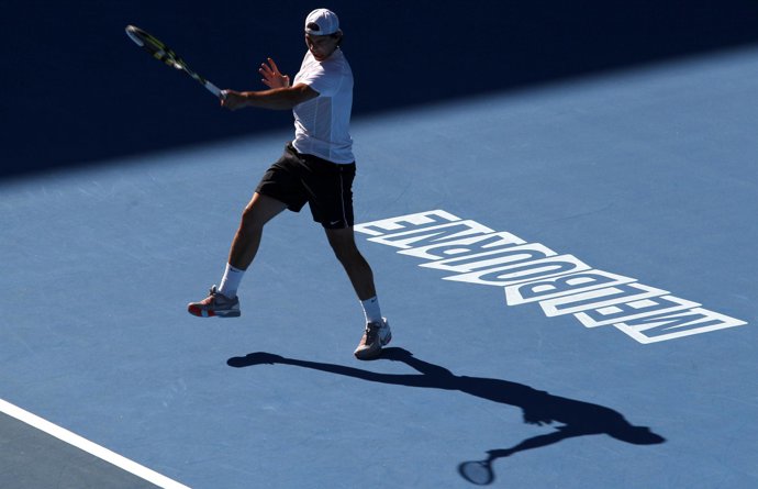 Rafa Nadal entrena en Melbourne antes del Abierto de Australia