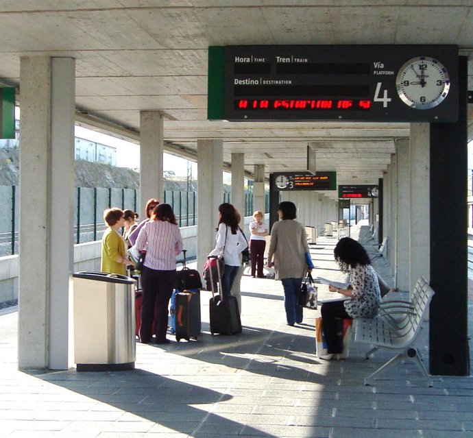 Varias personas, en una estación de tren. 