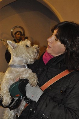 La ciudadana Ángela Agón presenta un perrita, Blanca, a San Antón.