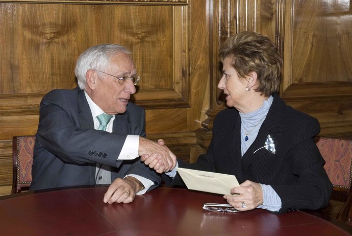 Atilano Soto entrega a Concepción Díez la recaudación.