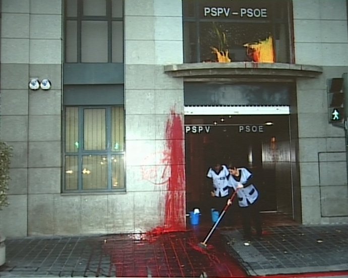 Lanzan pintura y rompen cristal en sede de Psoe en Valencia