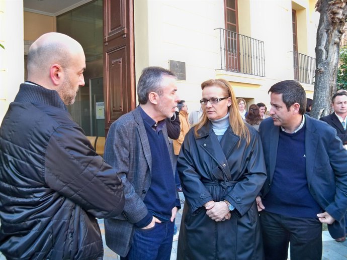 El director general de la Consejería de Cultura acompañado por su equipo a las p