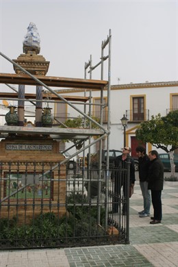La imagen ya no luce sobre la peana de la plaza.