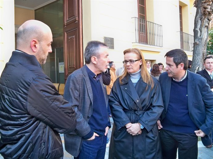 El director general de la Consejería de Cultura acompañado por su equipo a las p