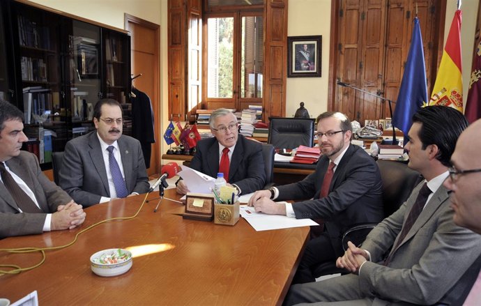 Acuerdo por el que la UMU promoverá la solidaridad hacia el Magreb entre los est