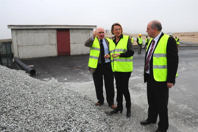 La consejera Eva Almunia en su visita a la empresa Ibérica de Sales, en Remolino