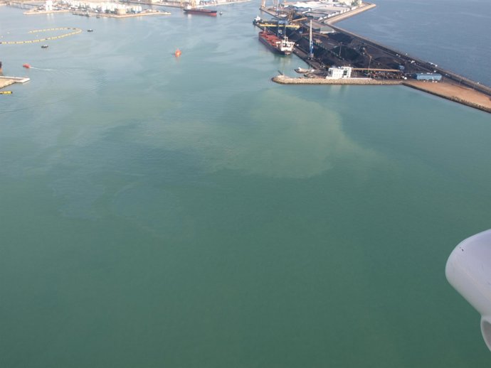 Vertido en el puerto de Tarragona