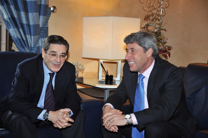El presidente de BBK, Mario Fernández, con el presidente de la Diputación de Cór