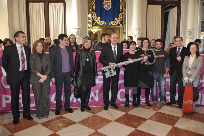 Francisco de la Torre, Manuel García y Susana Radío, junto con representantes de