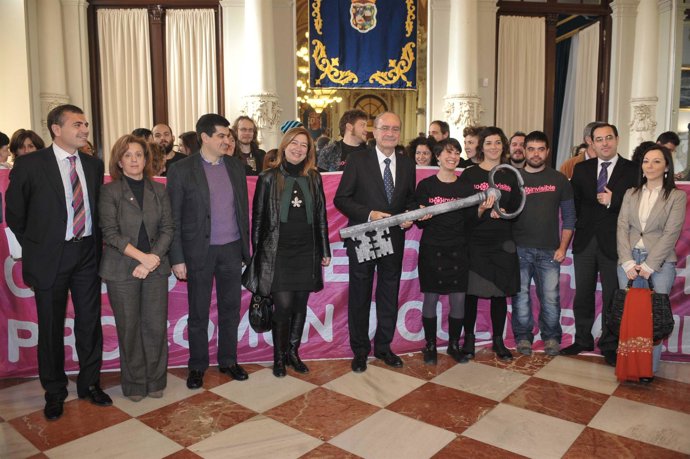 Francisco de la Torre, Manuel García y Susana Radío, junto con representantes de