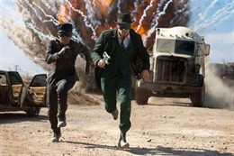 'The Green Hornet' (D) y su compañero Kato, en acción. (Sony Pictures)