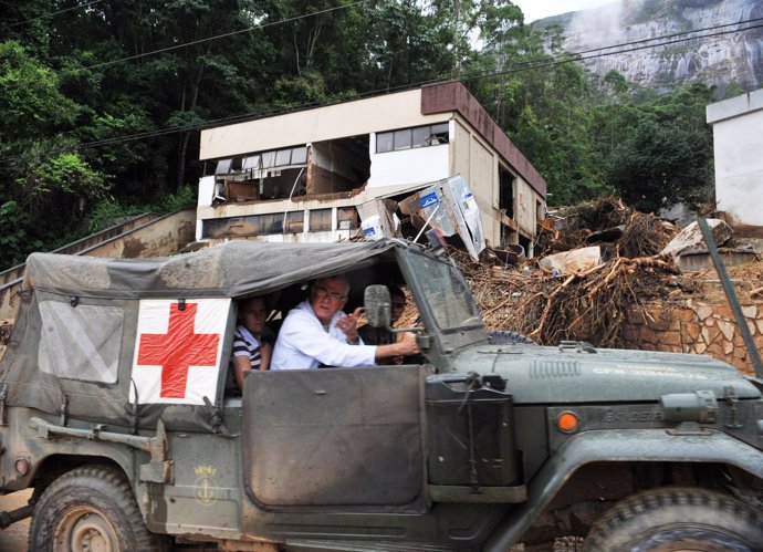Organismos de rescate ayudan a las víctimas de las lluvias en el estado de Río d
