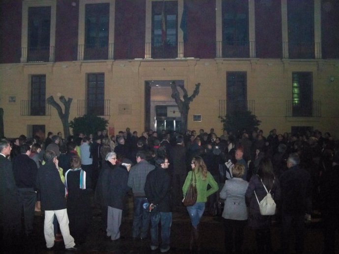 Concentración de repulsa y en silencio contra ataque a consejero Cruz