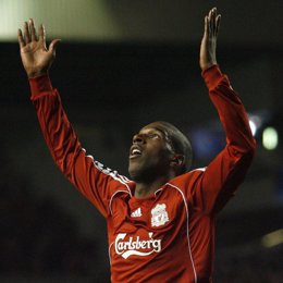 El jugador del Liverpool Babel celebra un gol