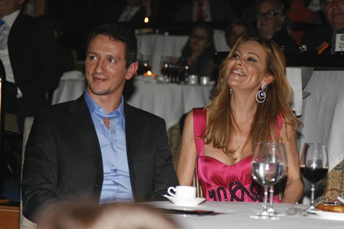 Adans Peres y Ana Obregón en la presentación de un espectáculo de Poty en el Cas