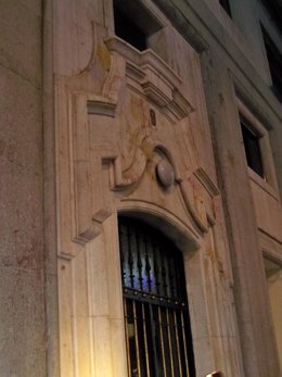 La puerta de la casa de Valcárcel, manchada por los huevos arrojados por manifes