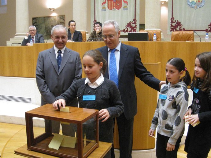 Votación niños en el Parlamento