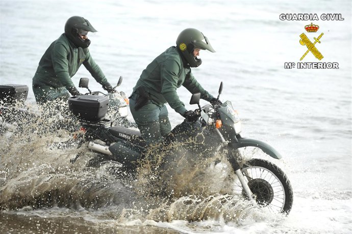Agentes en la búsqueda del buceador de Águilas
