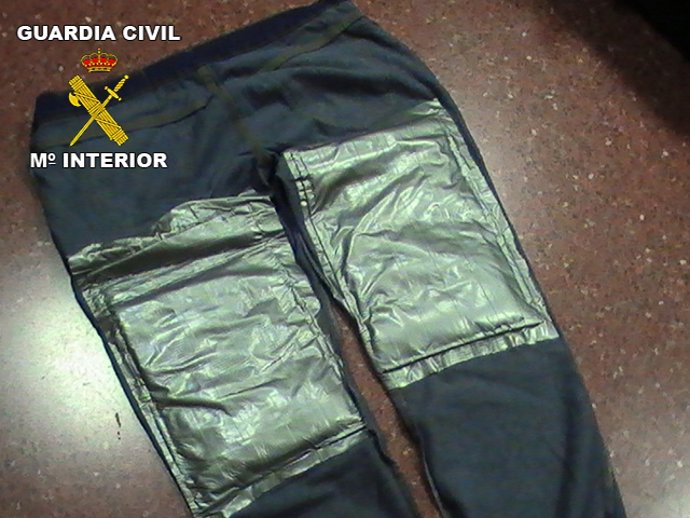Cocaína oculta en pantalones
