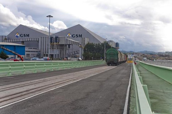 Traslado de materiales por ferrocarril en el Puerto de Santander