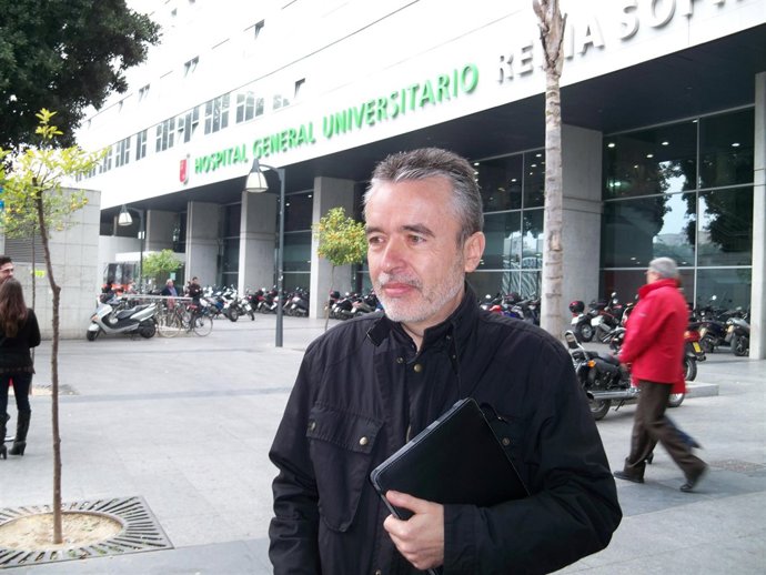 Francisco Giménez a las puertas del hospital atendiendo a los medios sobre el es