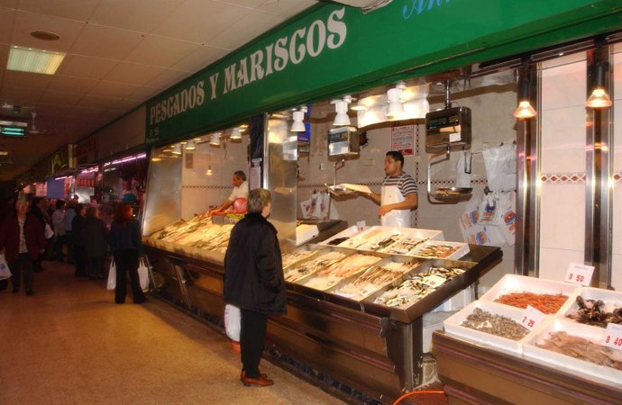 Pescadería en un mercado de Madrid