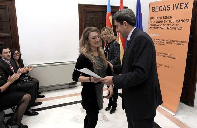 Rambla entrega una de las becas Ivex '24