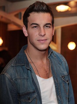 Posado del actor Mario Casas 
