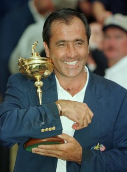 Ballesteros, con el trofeo de la Ryder que conquistó como capitán en 1997