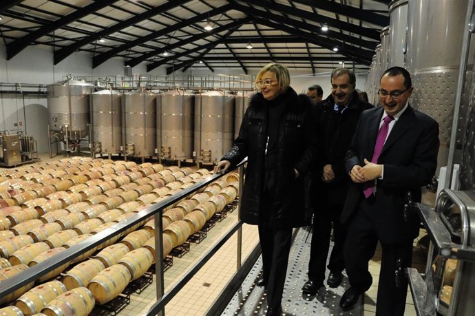 La consejera Eva Almunia ha visitado la ampliación de Bodegas Ateca