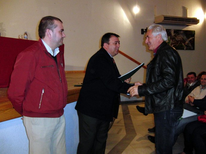 Muñoz entrega en Alosno ayudas a diversas entidades de la comarca del Andévalo